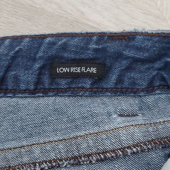 Calvin Klein womans low rise, Flare Denim Jeans, Size 6 - Picture 3 of 6